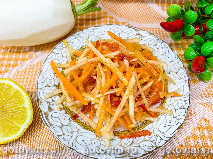 Салат из белой редьки с морковью, сладким перцем и ароматным маслом. Фотография рецепта