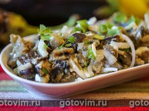 Салат из баклажанов с яйцом и маринованным луком