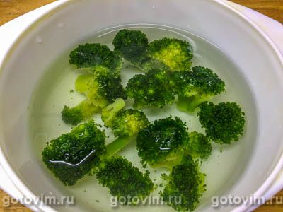 Салат из брокколи с орехово-сырной заправкой, Шаг 01