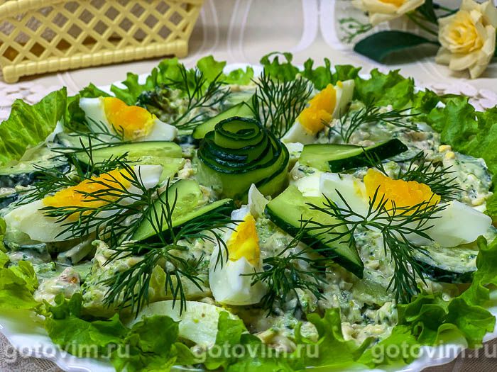 Салат из брокколи с орехово-сырной заправкой. Фотография рецепта