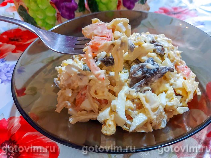 Салат с сыром, грибами и креветками. Фотография рецепта