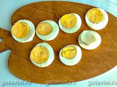 Салат из сыра с яйцом и красной редькой под острой заправкой, Шаг 02