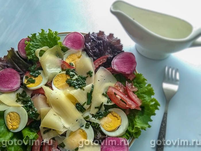 Салат из сыра с яйцом и красной редькой под острой заправкой. Фотография рецепта