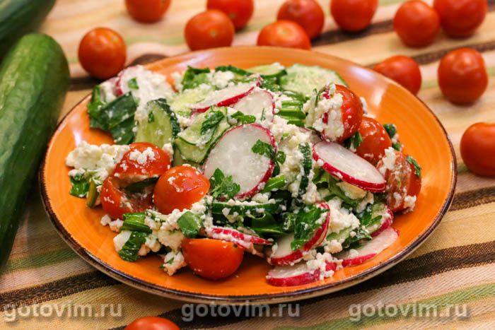 Салат с черемшой, овощами и творогом. Фотография рецепта