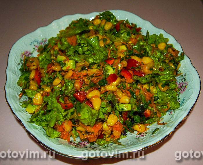Овощной салат с авокадо, манго и кукурузой. Фотография рецепта