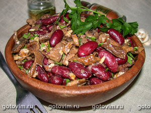 Салат с фасолью, грибами и орехами