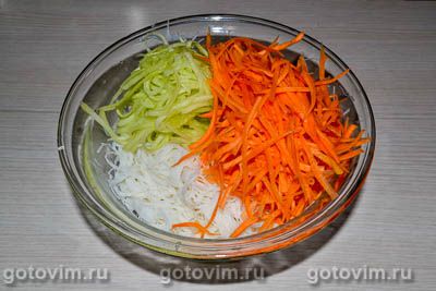 Салат с фунчозой, овощами и яичными блинчиками , Шаг 03