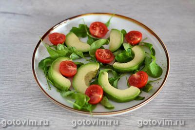 Салат со слабосолёной горбушей, авокадо и помидорами черри, Шаг 03
