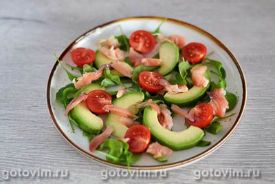 Салат со слабосолёной горбушей, авокадо и помидорами черри, Шаг 04
