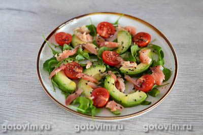 Салат со слабосолёной горбушей, авокадо и помидорами черри, Шаг 05