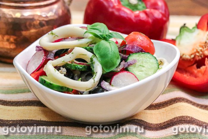 Салат греческий с кальмарами и овощами. Фотография рецепта