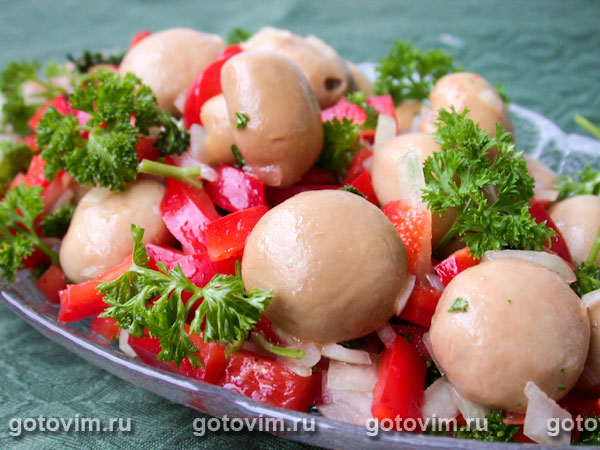 Салат из грибов с красным сладким перцем. Фотография рецепта