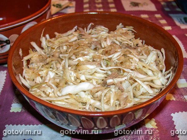 Салат капустный с курицей и грушей. Фотография рецепта