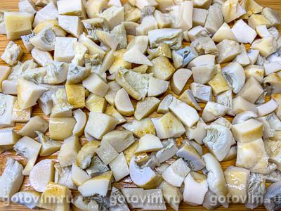 Салат с солеными груздями, огурцом и картофелем, Шаг 01