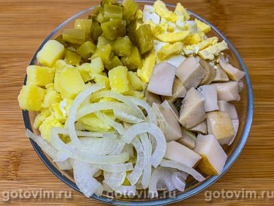 Салат с солеными груздями, огурцом и картофелем, Шаг 07