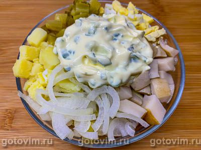 Салат с солеными груздями, огурцом и картофелем, Шаг 08