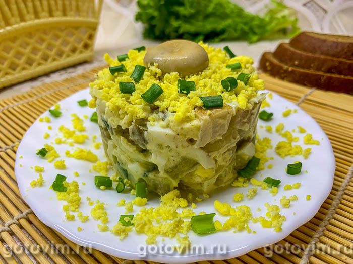 Салат с солеными груздями, огурцом и картофелем. Фотография рецепта
