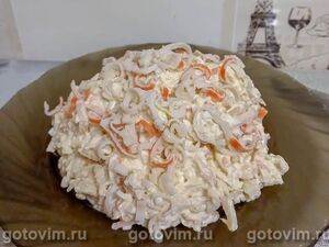 Салат с кальмарами и крабовыми палочками