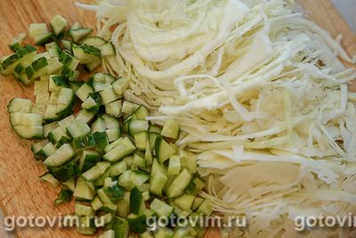 Салат с копченым кальмаром, капустой и огурцом, Шаг 02