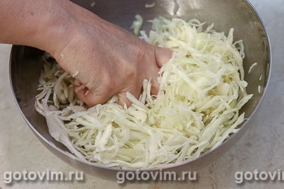 Салат с копченым кальмаром, капустой и огурцом, Шаг 03
