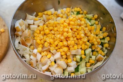 Салат с копченым кальмаром, капустой и огурцом, Шаг 05