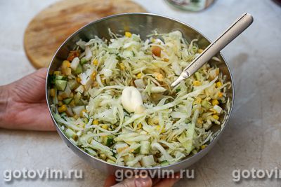Салат с копченым кальмаром, капустой и огурцом, Шаг 06