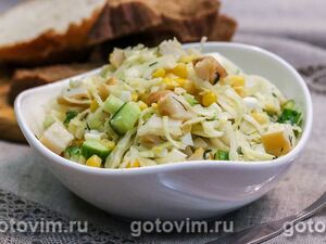 Салат с копченым кальмаром, капустой и огурцом