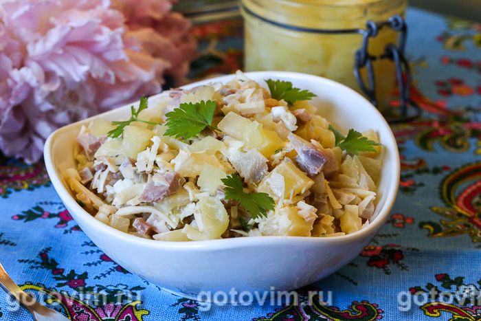 Салат с копченой курицей, ананасом и сыром. Фотография рецепта