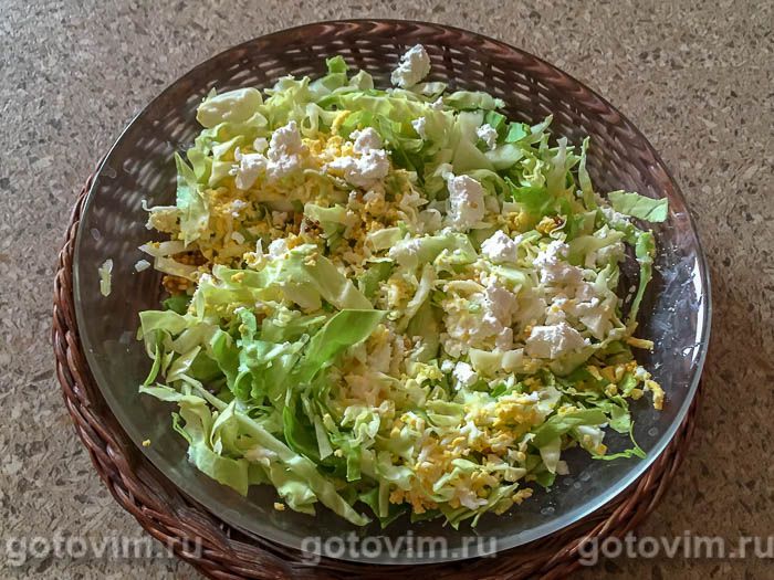 Салат из молодой капусты с рассольным сыром и яйцом. Фотография рецепта