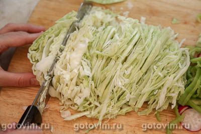 Салат из молодой капусты с огурцом, редисом и сыром моцарелла, Шаг 02