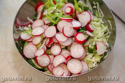 Салат из молодой капусты с огурцом, редисом и сыром моцарелла, Шаг 04