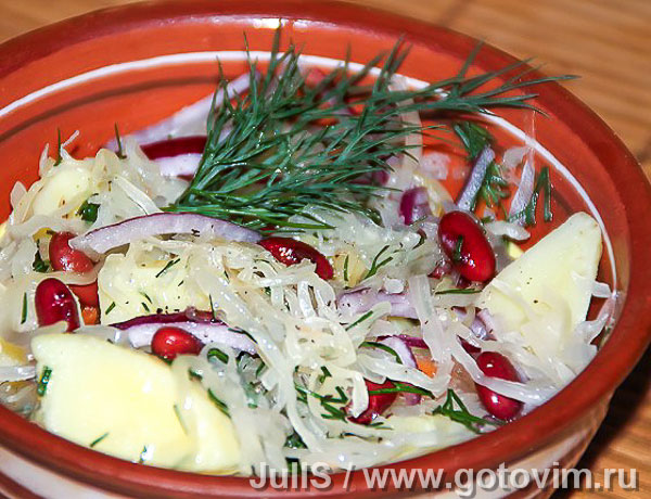 Салат картофельный с квашеной капустой. Фотография рецепта