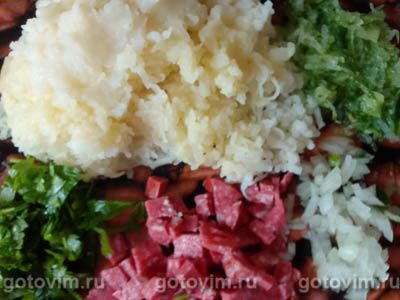 Салат с копченой колбасой и помидорами «Виконт»