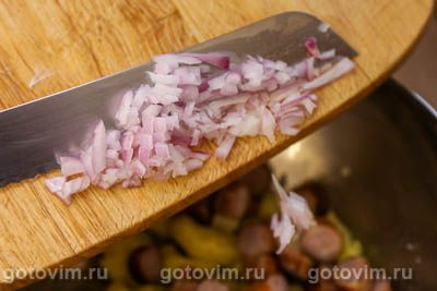 Картофельный салат с жареными колбасками , Шаг 04