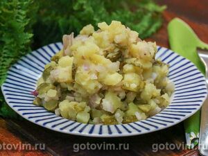 Немецкий картофельный салат с луком и огурцами
