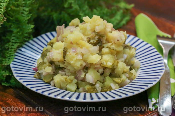Немецкий картофельный салат с луком и огурцами. Фотография рецепта