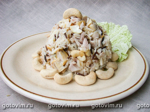 Рисовый салат c курицей, кешью и грибами. Фотография рецепта