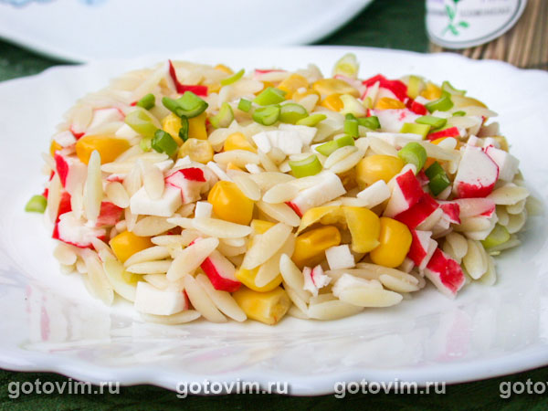 Салат из крабовых палочек с макаронами. Фотография рецепта
