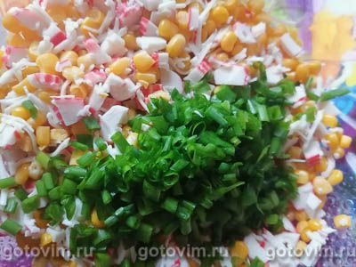 Салат с крабовыми палочками, плавленым сырком и кукурузой, Шаг 05