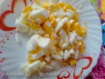 Салат с крабовыми палочками, плавленым сырком и кукурузой, Шаг 06