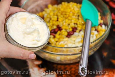 Салат с крабовыми палочками, кукурузой, фасолью и сухариками, Шаг 05