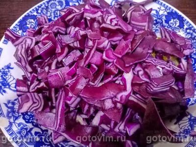 Витаминный салат из краснокочанной капусты с крабовыми палочками, Шаг 04
