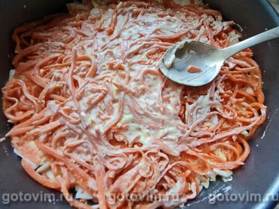 Слоеный салат с крабовыми палочками, корейской морковью, картофелем и огурцами, Шаг 09