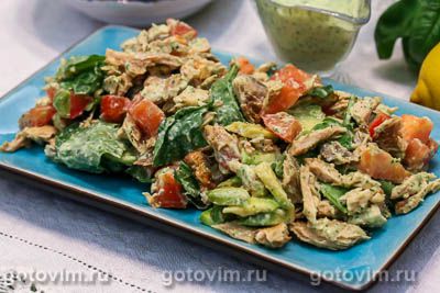Фотография рецепта Салат из рыбы с овощами, рукколой и соусом из авокадо