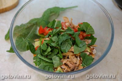 Салат из рыбы с овощами, рукколой и соусом из авокадо, Шаг 04