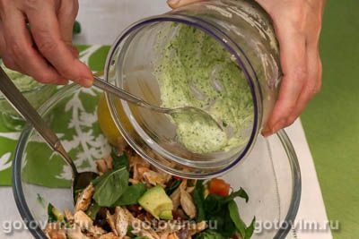 Салат из рыбы с овощами, рукколой и соусом из авокадо, Шаг 05