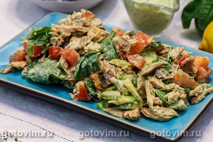 Салат из рыбы с овощами, рукколой и соусом из авокадо. Фотография рецепта