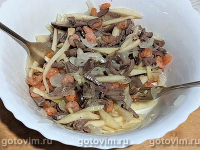 Салат с креветками, куриными сердечками и грушами, Шаг 03