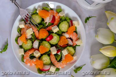 Салат с тигровыми креветками, рукколой, фетой и мандарином, Шаг 06
