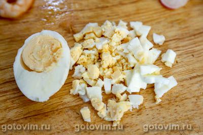 Рисовый салат с креветками, кукурузой и редисом , Шаг 03